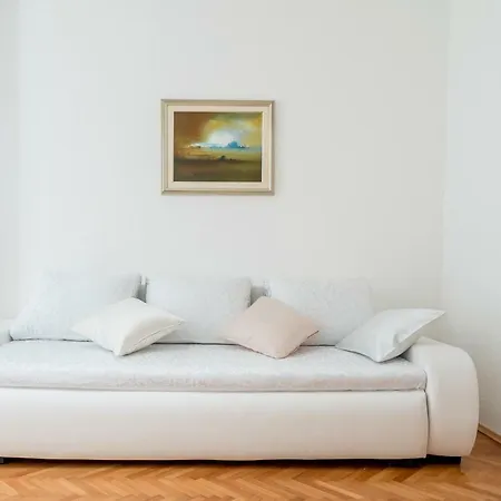 Adam Apartment *